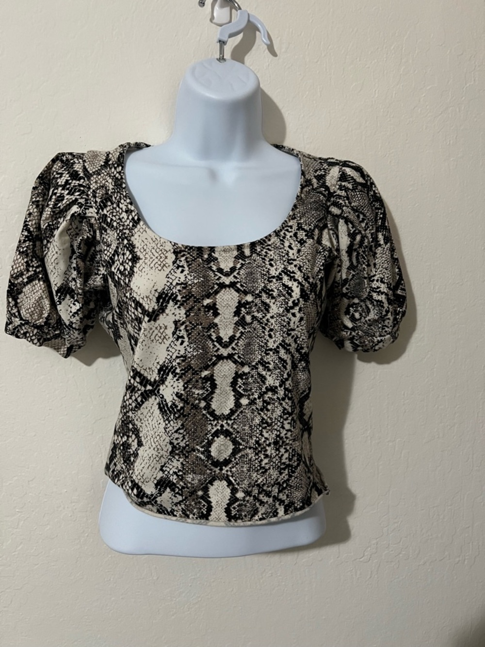 Express Women’s Snake Print Puff Sleeve cropped  Top in Neutral Tones